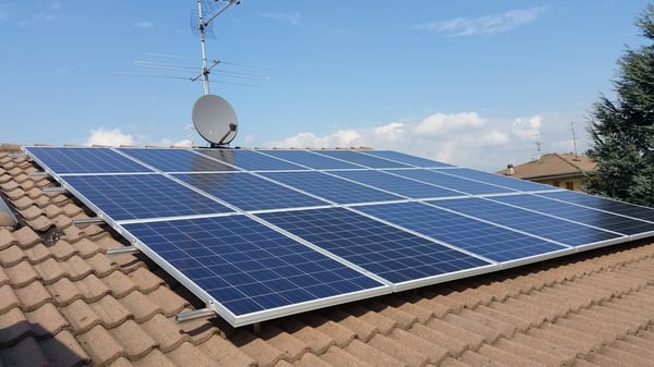 Tutti i pro e contro fotovoltaico per privati